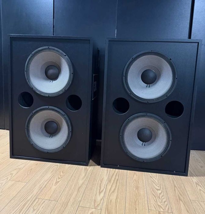 Duas colunas JBL profissionais