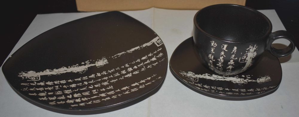 Czarna chińska ceramiczna filiżanka z podstawkami