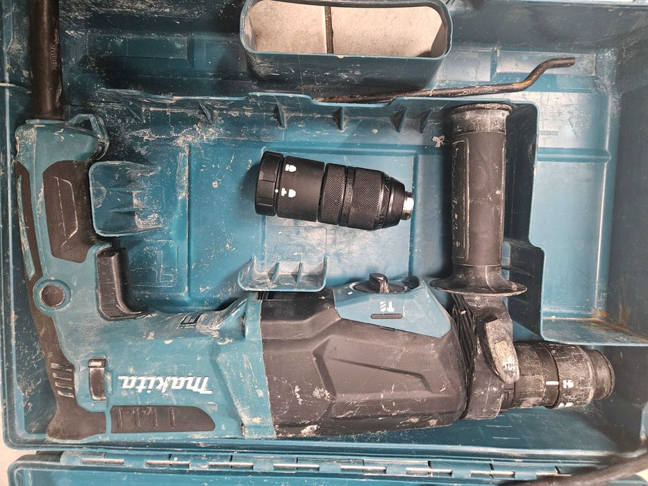 MAKITA Młotowiertarka wiertarka SDS+ 3,0J 800W HR2670FT + uchwyt