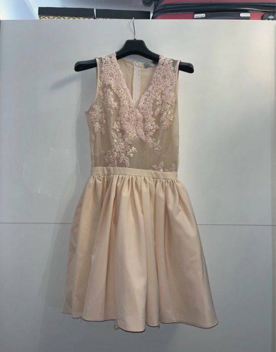 Sukienka z haftowanym przodem