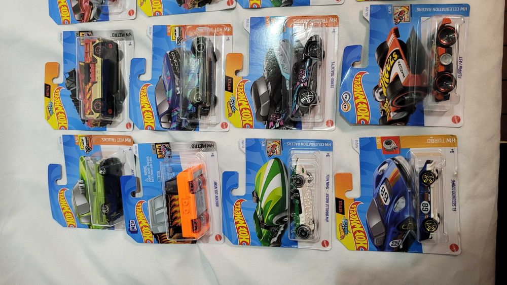Samochody i ciężarówki Hot Wheels 26-pak zestaw 26 aut w skali 1:64