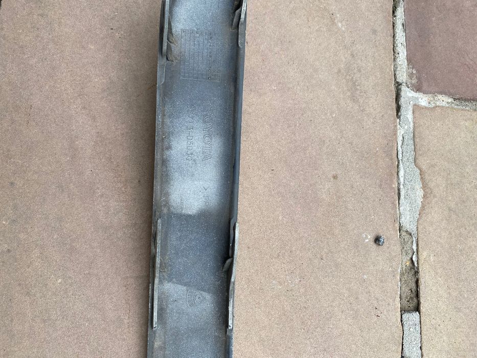 Накладка молдинг бампера Toyota Avensis t25