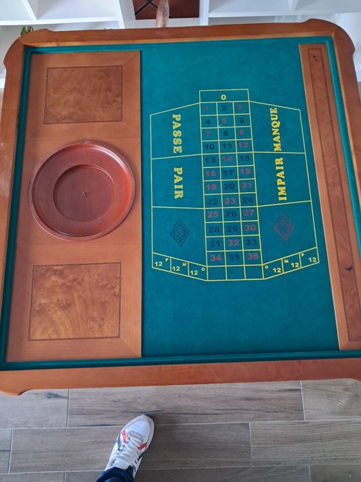 Mesa de Jogo com 4 cadeiras