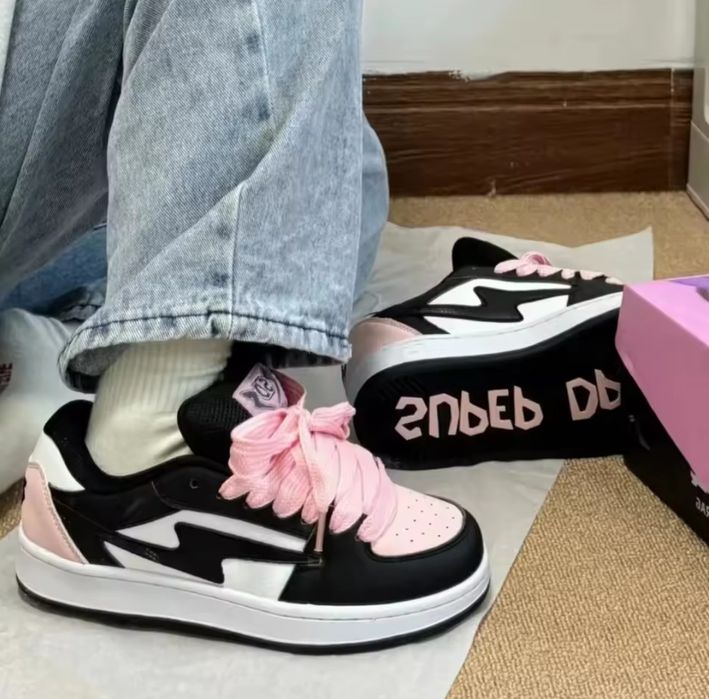 Нові кросівки. Устілки 24,5см