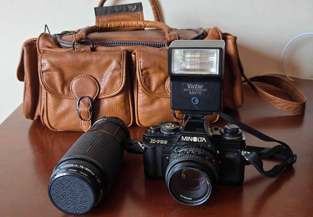 Máquina fotográfica Minolta X700 + lente de 50, lente zoom de 75/200 e flash + mala