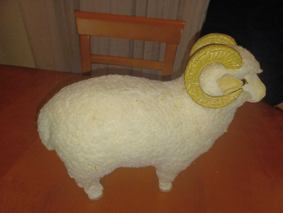 Carneiro em pelo decorativo