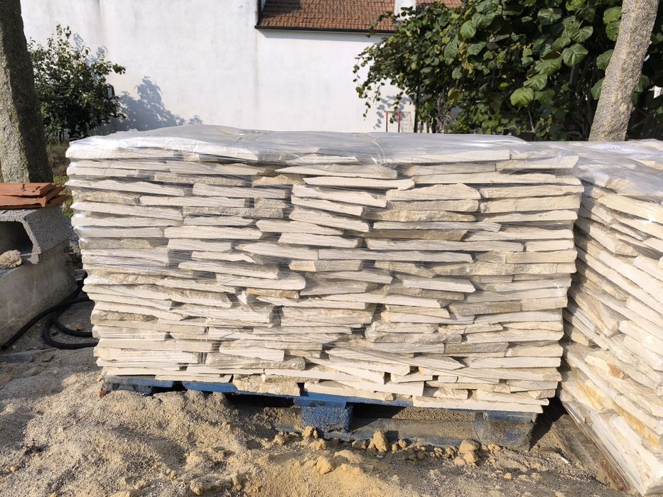 Capas de pedra branco/cinza