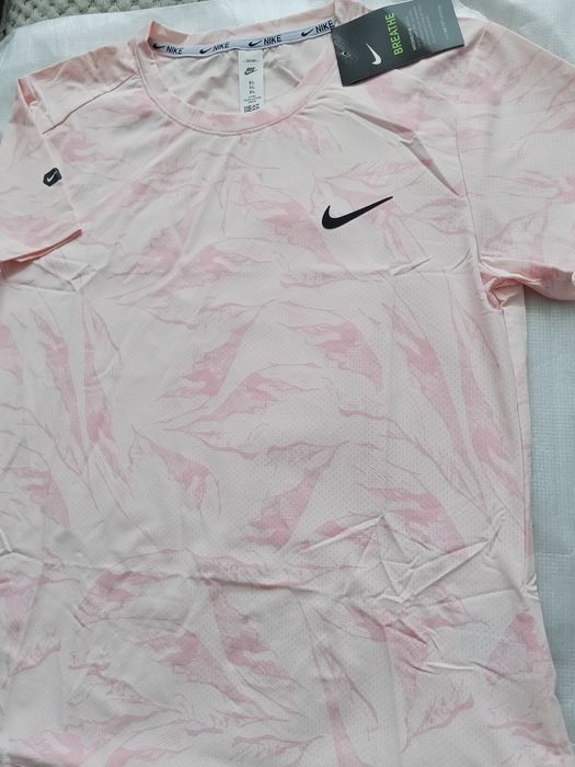 Różowa bluzka nike