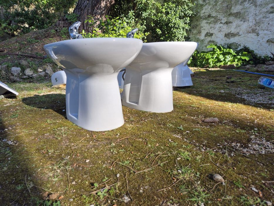 Conjunto de acessorios para casa de banho / Bathroom Fittings (bidet, sanita, lavatório)