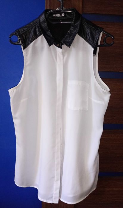 Koszula Sinsay biała wstawki skóry bez rękawów rozm. M biało czarna