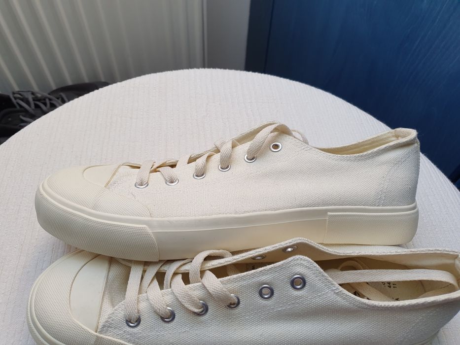 The Stronghold SS 22 White Canvas trainers roz. 10/ 44