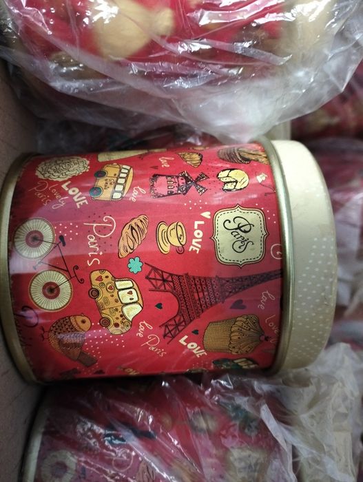 Нові подарункові металеві баночки .