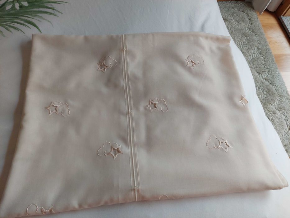 Cortina Quarto bebé  com pequenas estrelas recortadas, tom creme