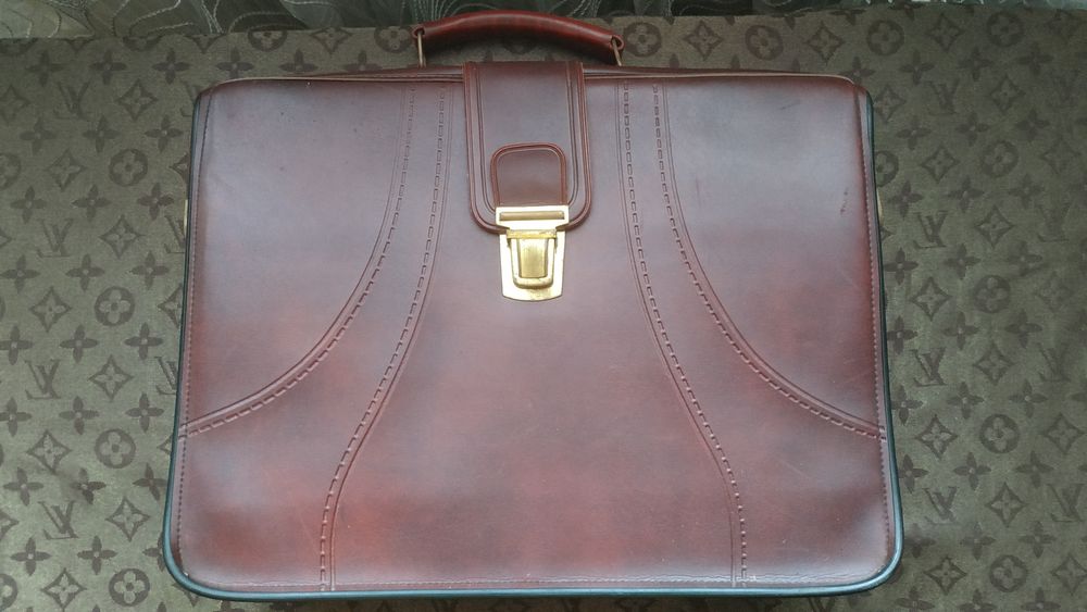 Продам портфель 330 Х 430 мм