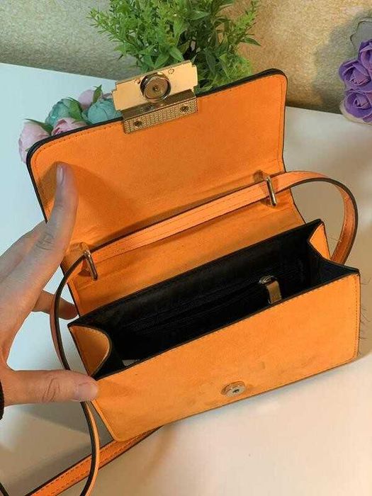 Яскрава сумка через плече River Island