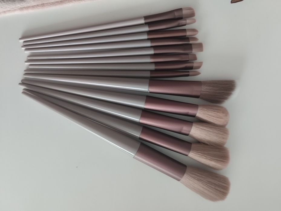 Nowy zestaw 13 pędzli do makijażu plus futerał