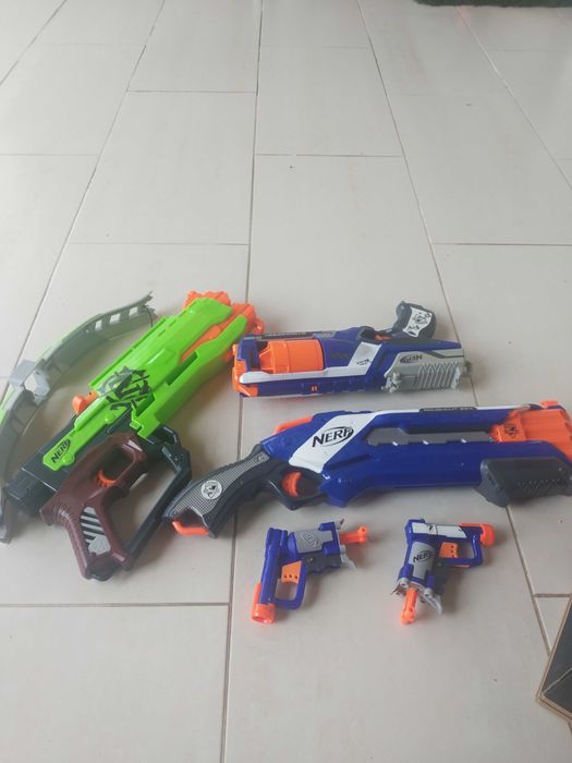 Várias armas da Nerf