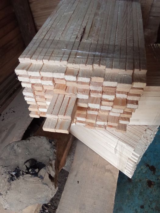 Рамки для бджіл у розібраному стані.