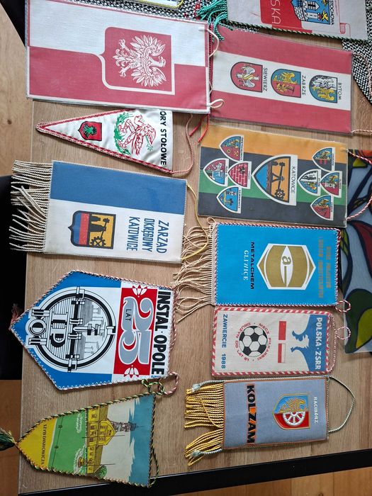 Proporczyki kolekcjonerskie 16 sztuk