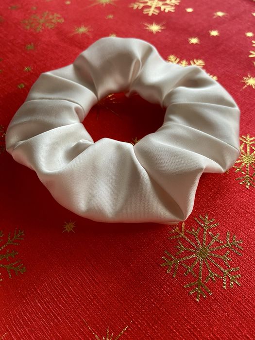 Jedwabna gumka do włosów – naturalna tkanina