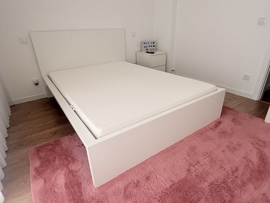 Cama (1,40 Largura), colchão, estrado, mesa cabeceira como novos
