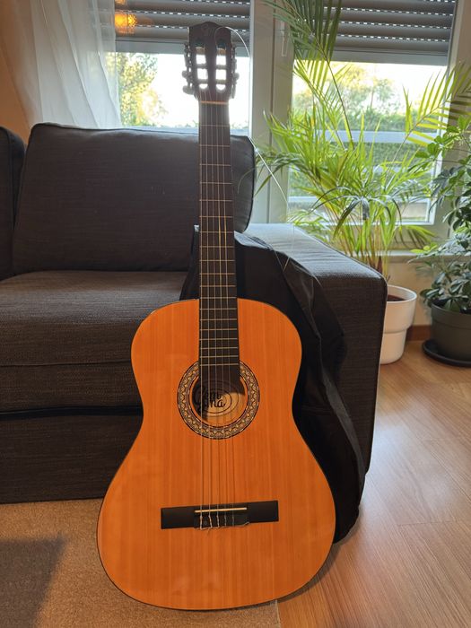 Guitarra Gemma a precisar de arranjo numa corda, pouco uso