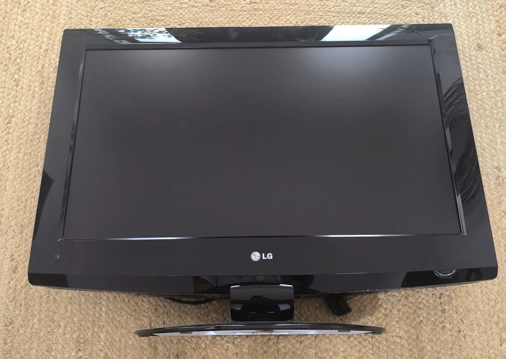Televisão LG 32 - cabo e suporte
