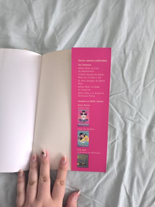 Livro 'As confissões de Adrian Mole & Cª'