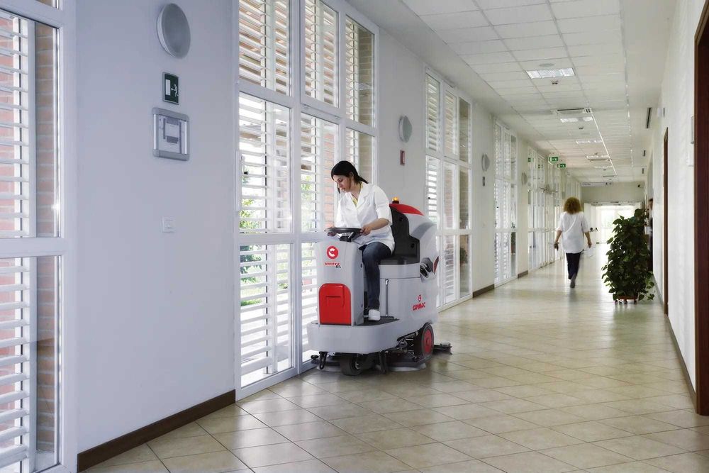 Szorowarka samojezdna zmywarka do posadzek bateryjna Comac Innova 85 B