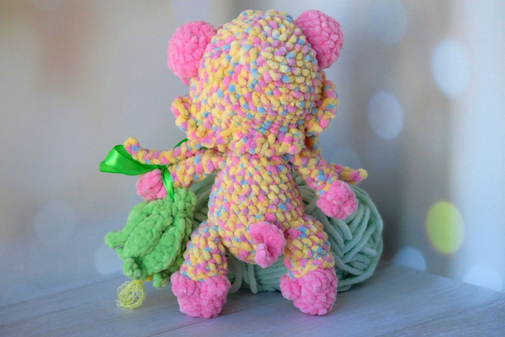 В'язана кольорова свинка в чепчику та з кукурудзою
