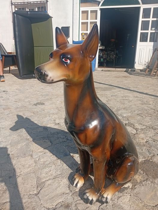 Cão de loiça (Doberman)