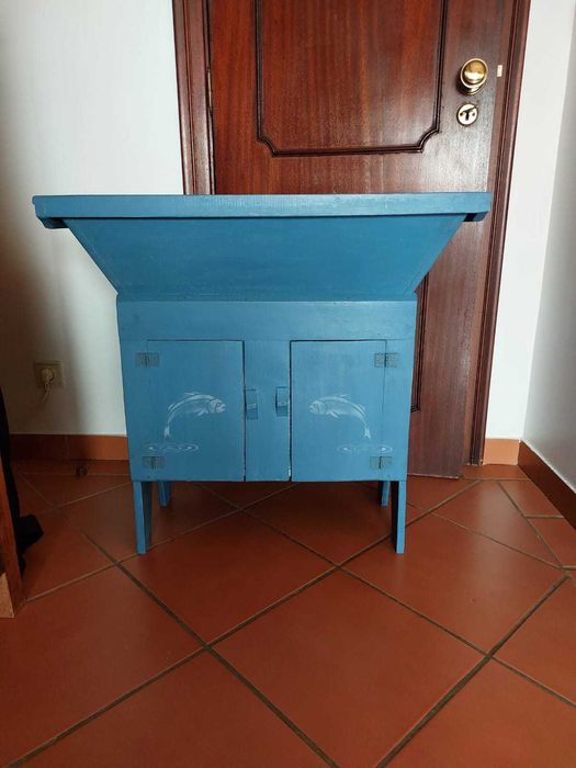 Móvel azul pintado à mão em madeira – peça única, excelente estado