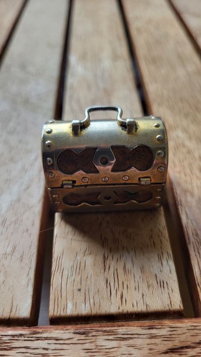 Baú Cofre com Dedal e linha para costura antigo