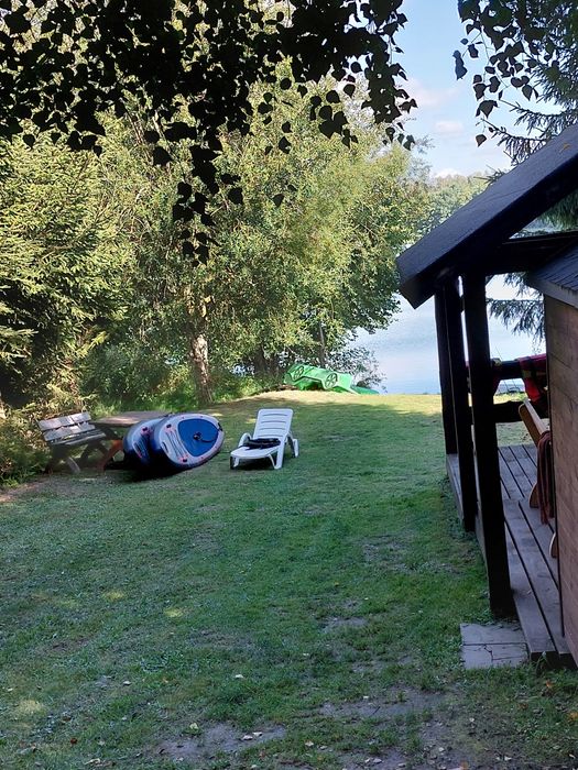 Zielony domek nad jeziorem