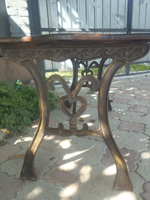 Стіл ручної роботи з металевими литими елементами