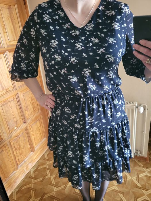 Granatowa piękna sukienka 46 w kwiatki