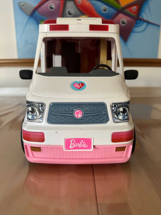 Barbie ambulância