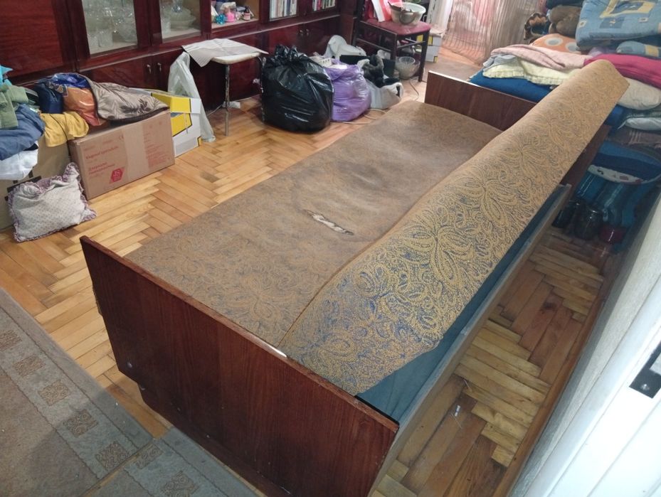 Отдам бесплатно советский диван-книжку, самовывоз, Осипенковский мкрн