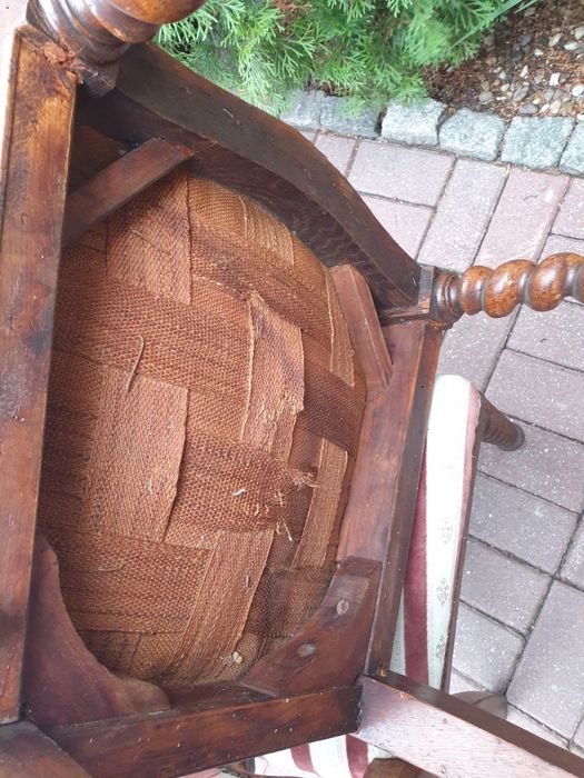 Piękne krzesła w doskonałym stanie mimo lat