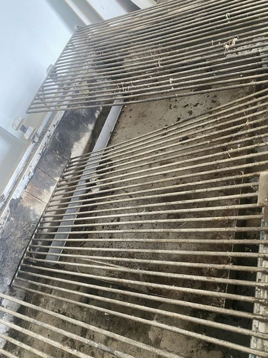 Tres grelhadores a carvao