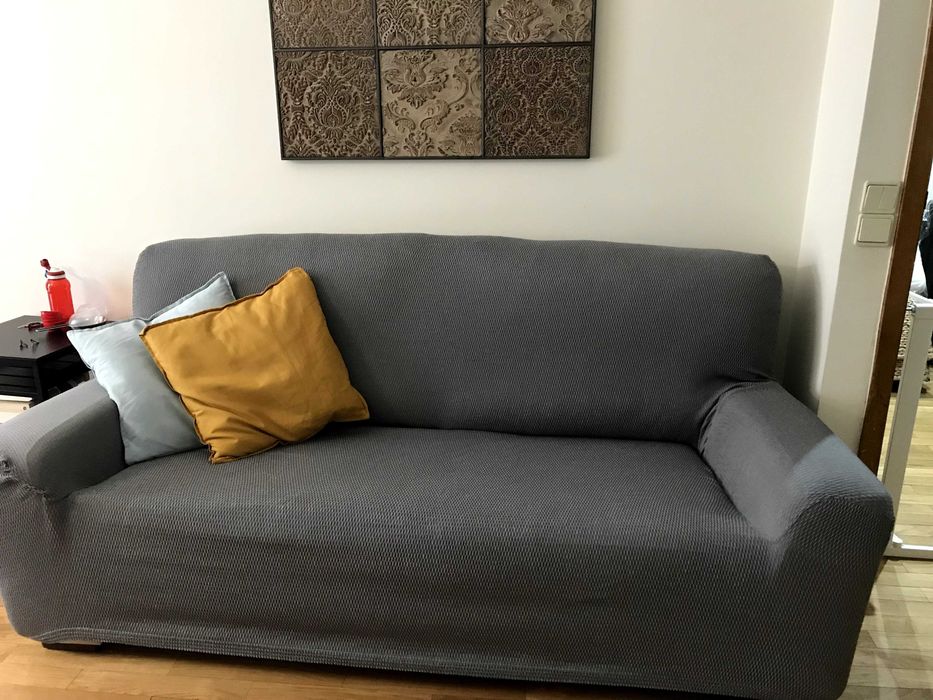 Duas capas de sofá, bege e cinza