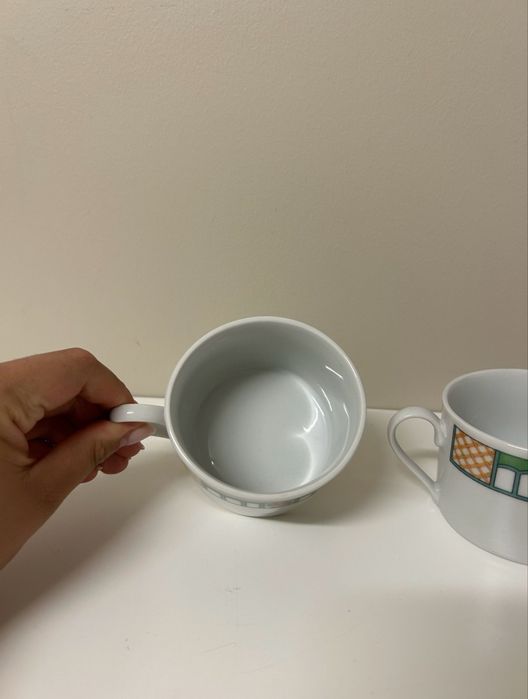 2 chávenas de chá em porcelana