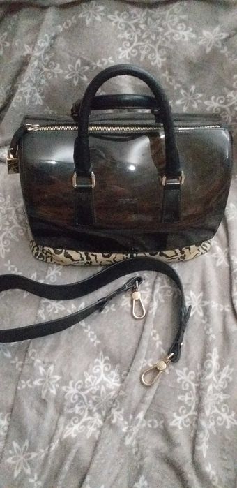 torebka kuferek Furla Candy czarna ze panterką i skórzanymi rączkami