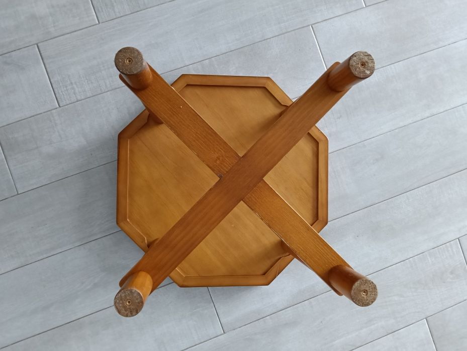 Antiga e pequena mesa octogonal em faia maciça