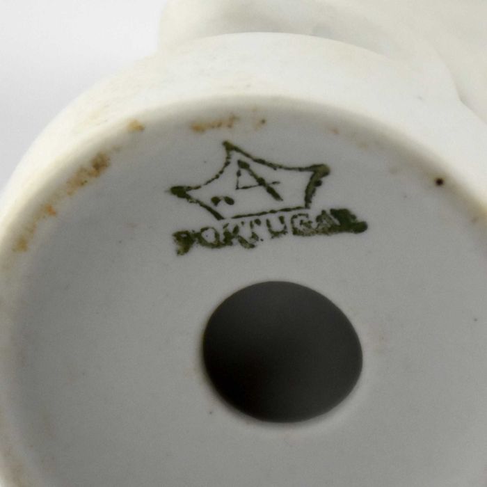 Figura de menino em biscuit porcelana Artibus