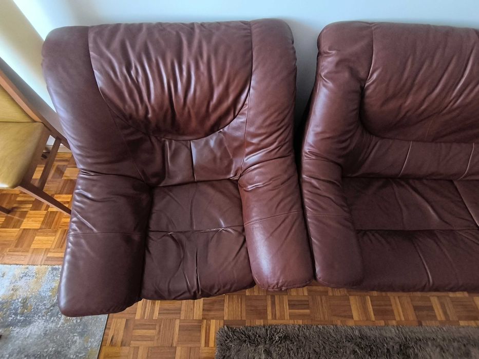 Sofá-cama e sofá individual em pele de vaca