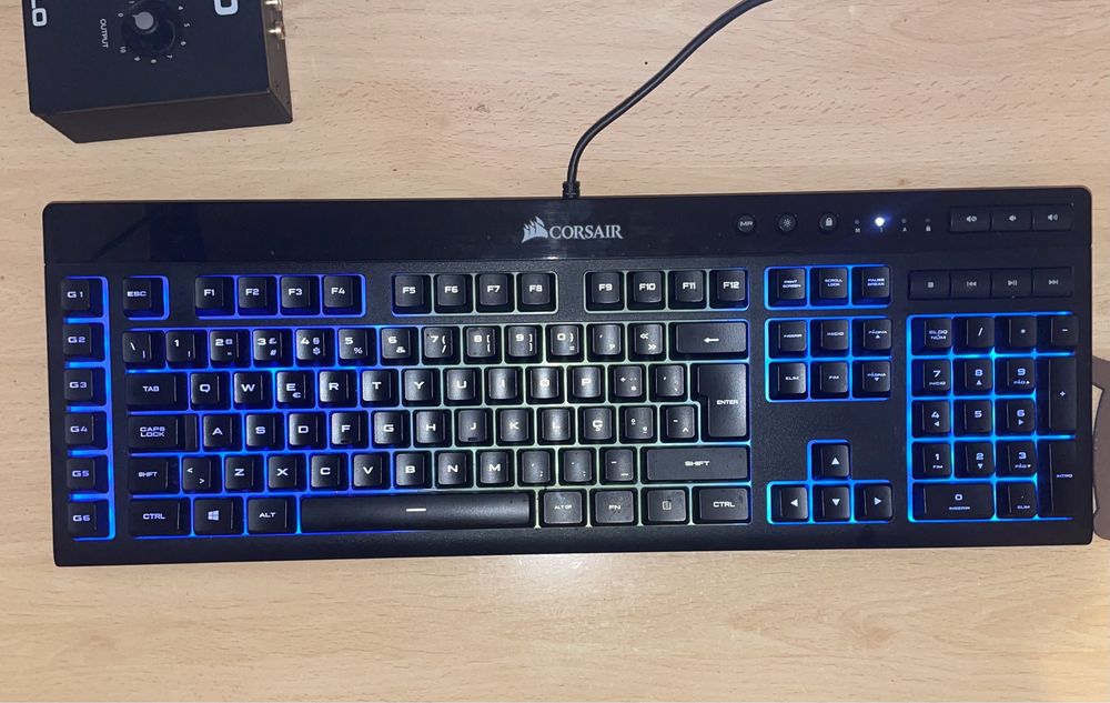 Teclado Corsair Gaming K55 RGB - PT + oferta Tapete de Rato Corsair