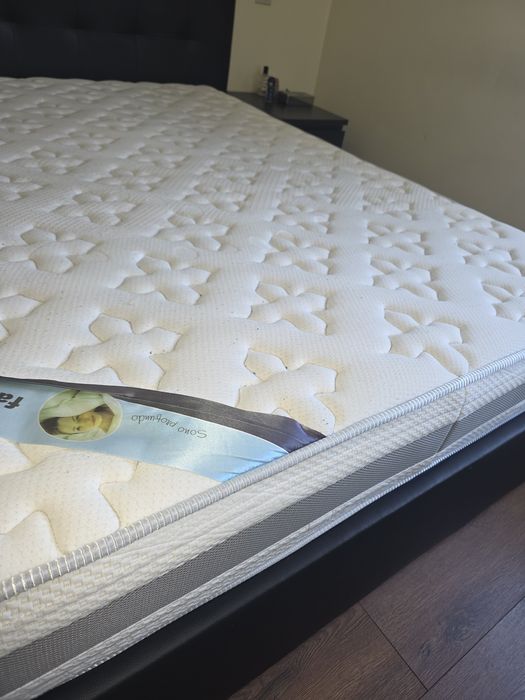 Cama de casal com mesinhas ,colchões  etc