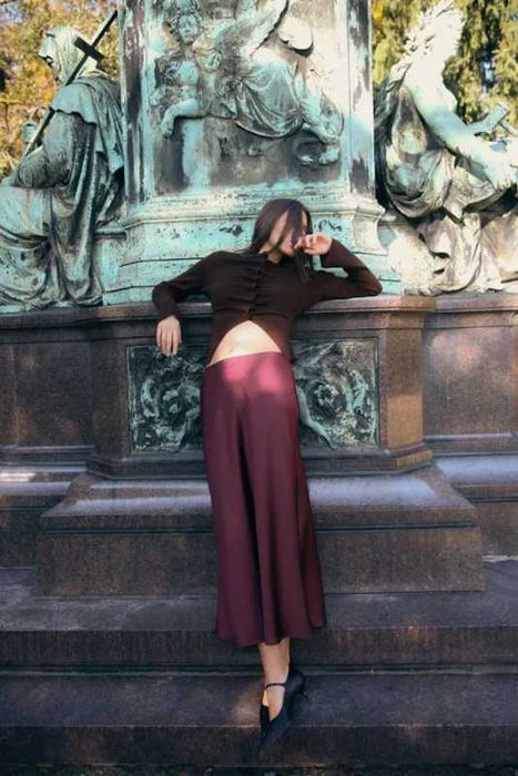 Атласная бордовая юбка миди Zara