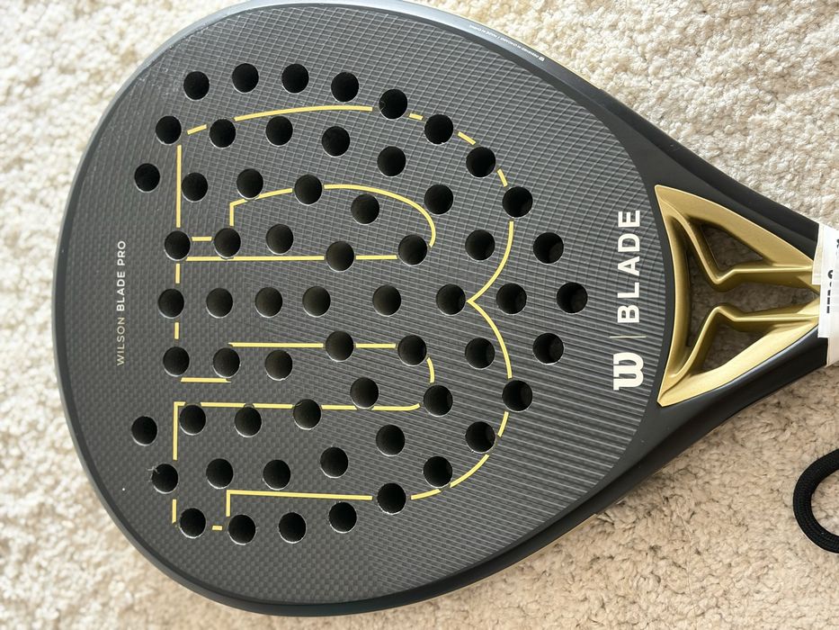 Wilson Blade Pro V2 Padel 365g – Carbono – Preto/Dourado